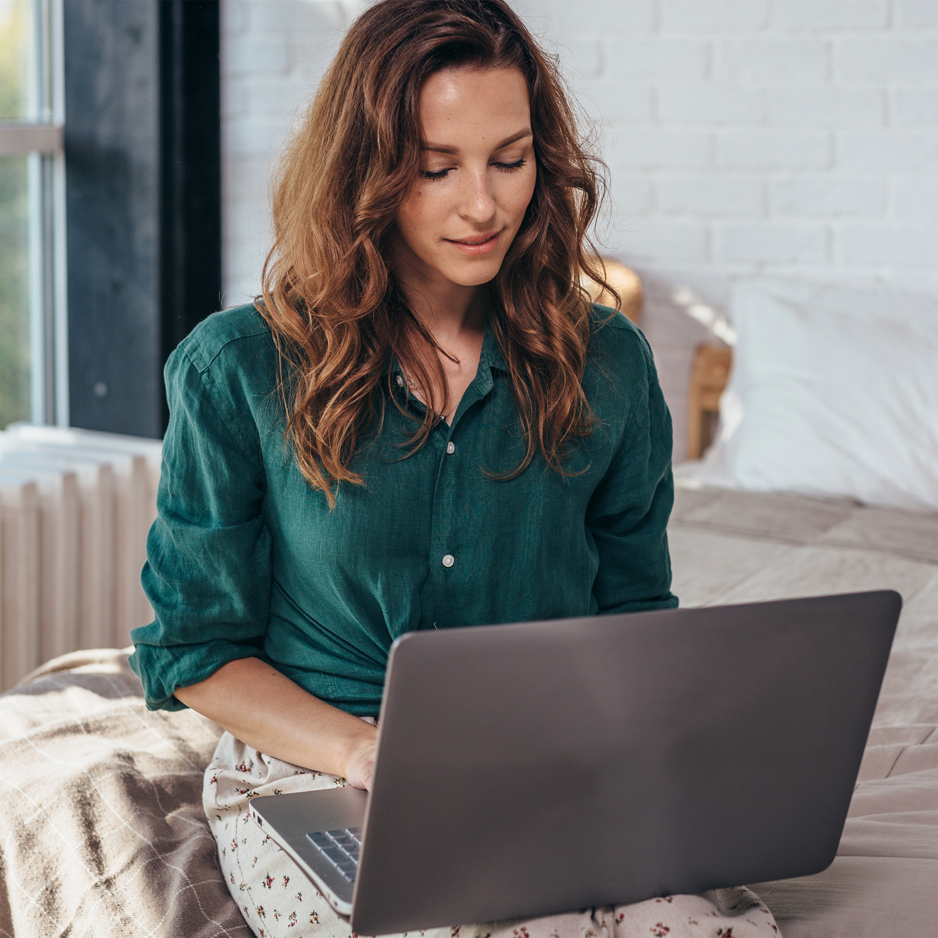 Eine Frau erledigt etwas am Laptop