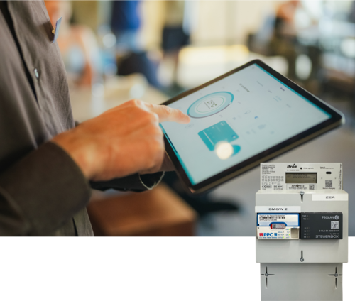 Mann steuert digitales Energiesystem über ein Tablet