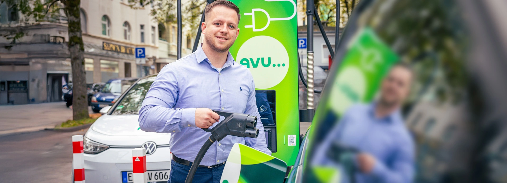 Bastian Schütze an einer AVU Ladestation